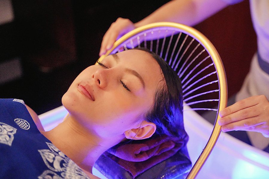 Hair spa tretman kose i kože glave pod LED lukom — Sremska Mitrovica (ilustracija usluge)