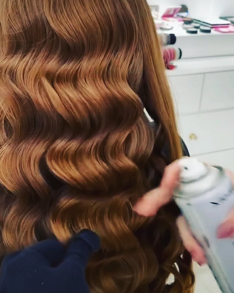 Hollywood talasi na dugoj kosi — frizerski salon Studio Relax, Sremska Mitrovica