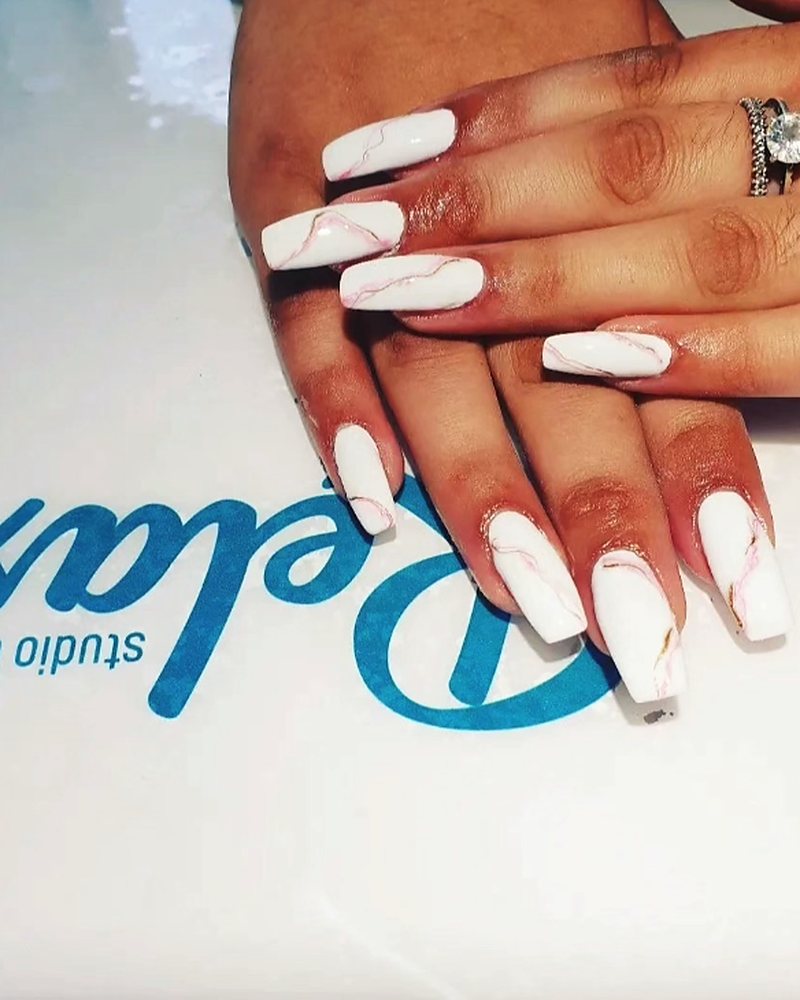Gel nokti sa mermernim dezenom i zlatnim detaljem — nail studio Sremska Mitrovica